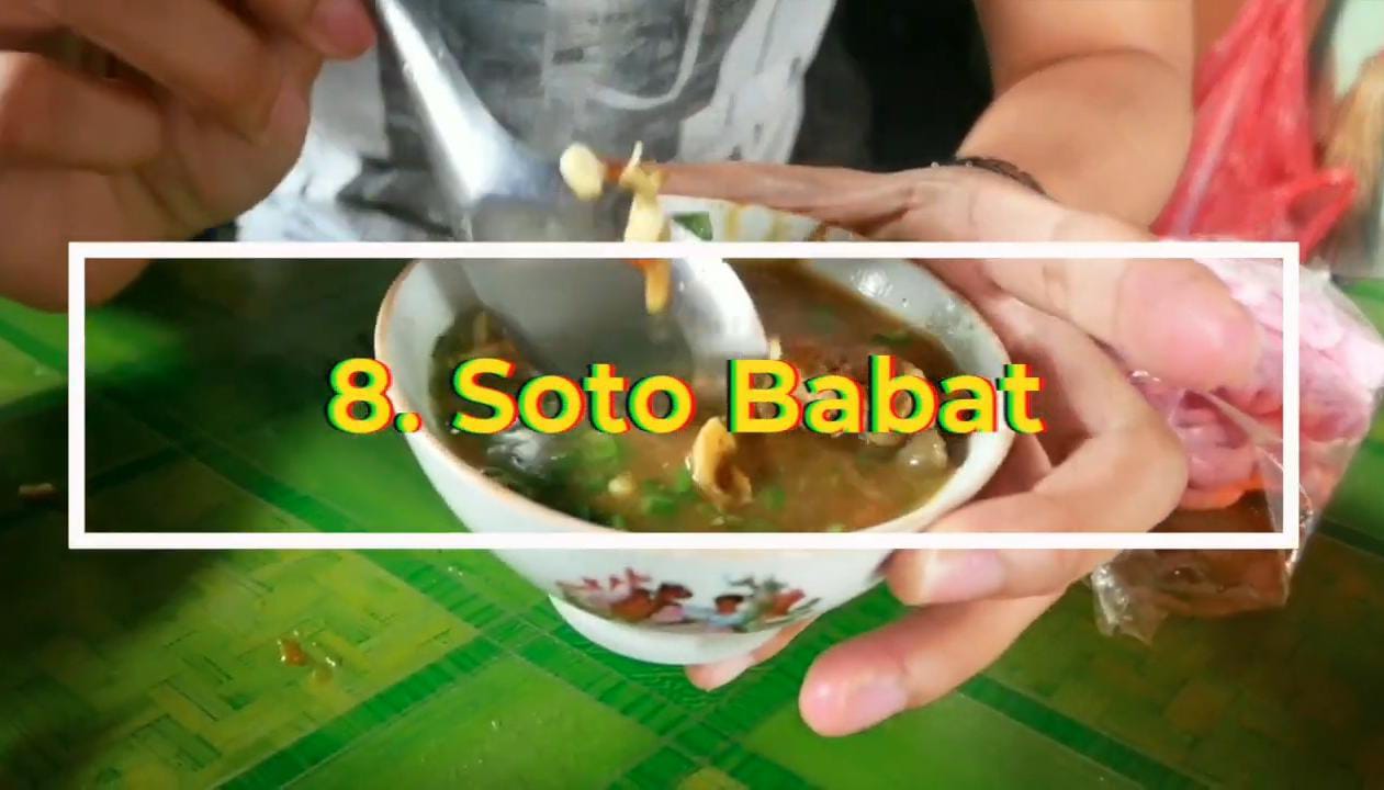 Buat pecinta jeroan, ini wajib dicoba. Babat empuk, kuah kuning pekat, plus taburan seledri dan bawang goreng yang wangi.