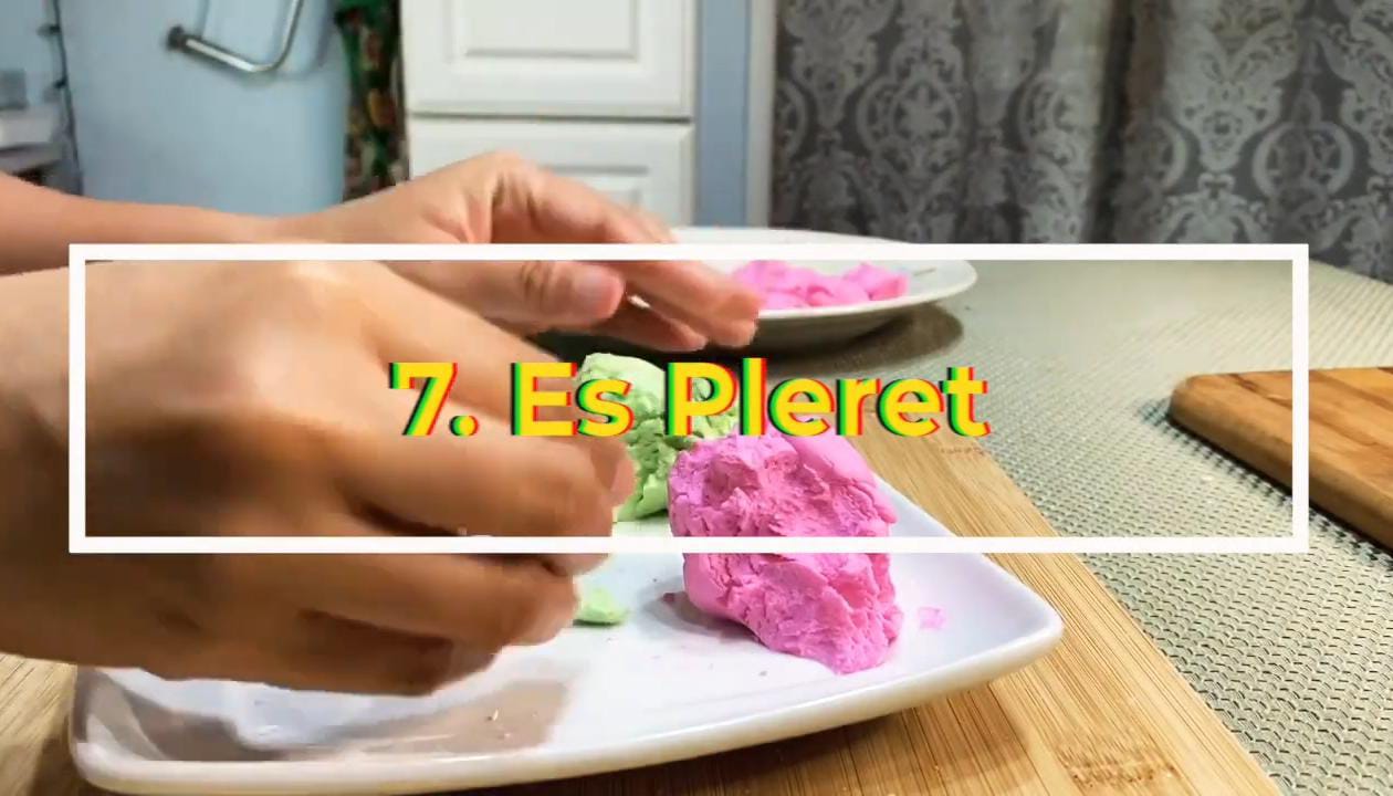 Minuman dingin berisi bola tepung beras kenyal, disiram santan manis dan sirup merah. Segar banget di tengah panasnya Blitar!