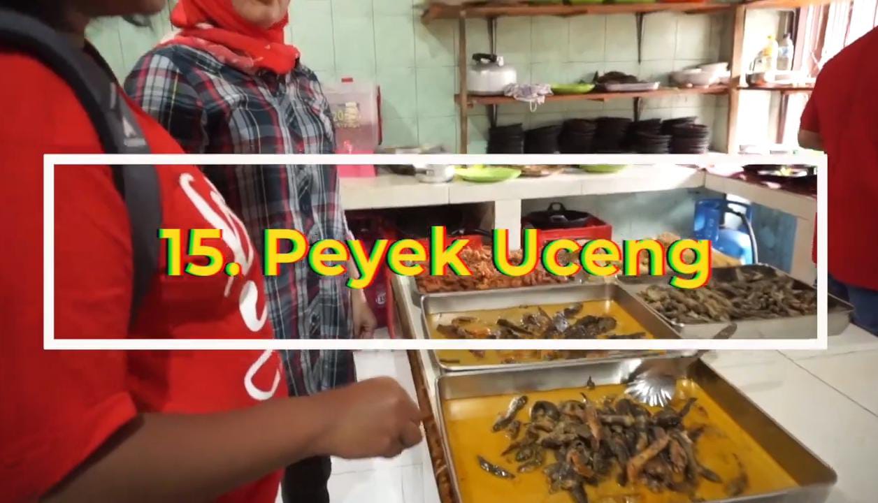 Kerupuk goreng renyah dengan topping ikan uceng yang kriuk dan gurih. Sering jadi oleh-oleh khas dari pasar tradisional Blitar.
