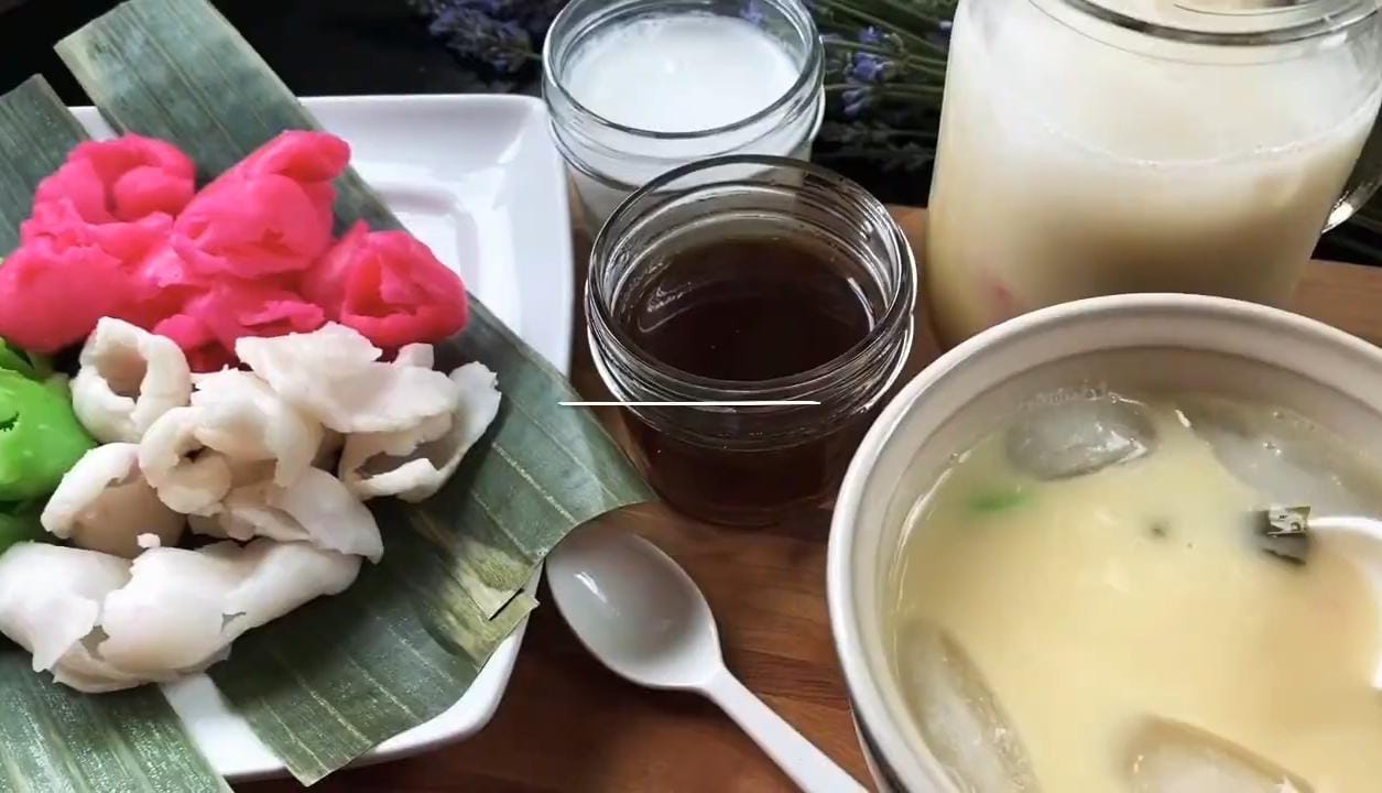 - Di tengah tren dessert kekinian yang berlomba-lomba tampil mewah dan Instagramable, ternyata Blitar punya jagoan kuliner lokal yang tak kalah menggoda. Dua nama yang kini mencuri perhatian warganet