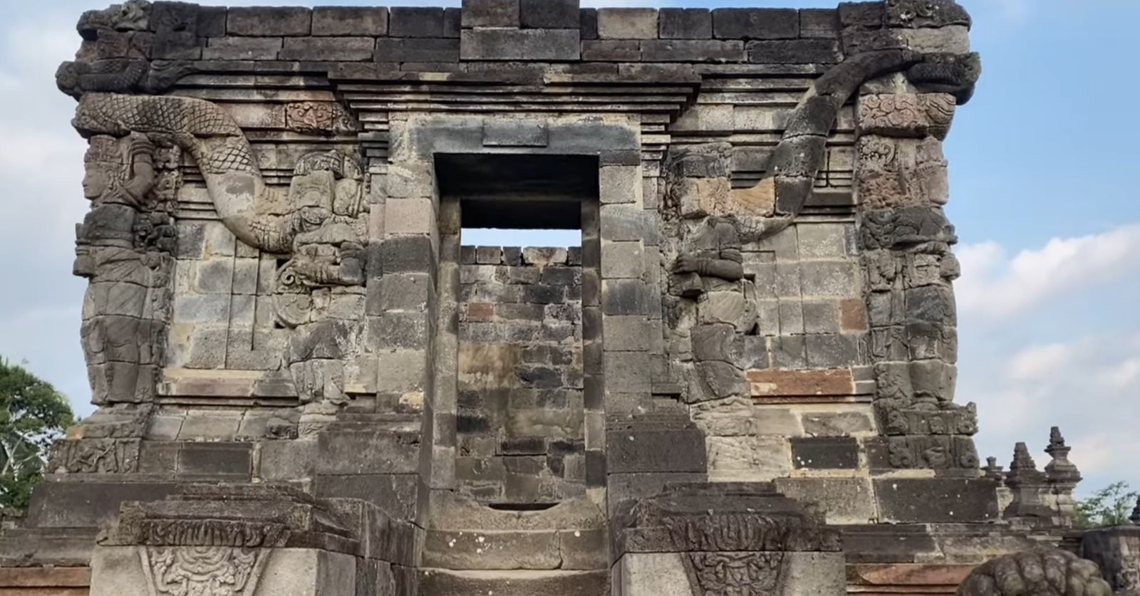 Arsitektur dan Filosofi Candi Penataran: Dwarapala, Candi Naga, dan Bale Agung