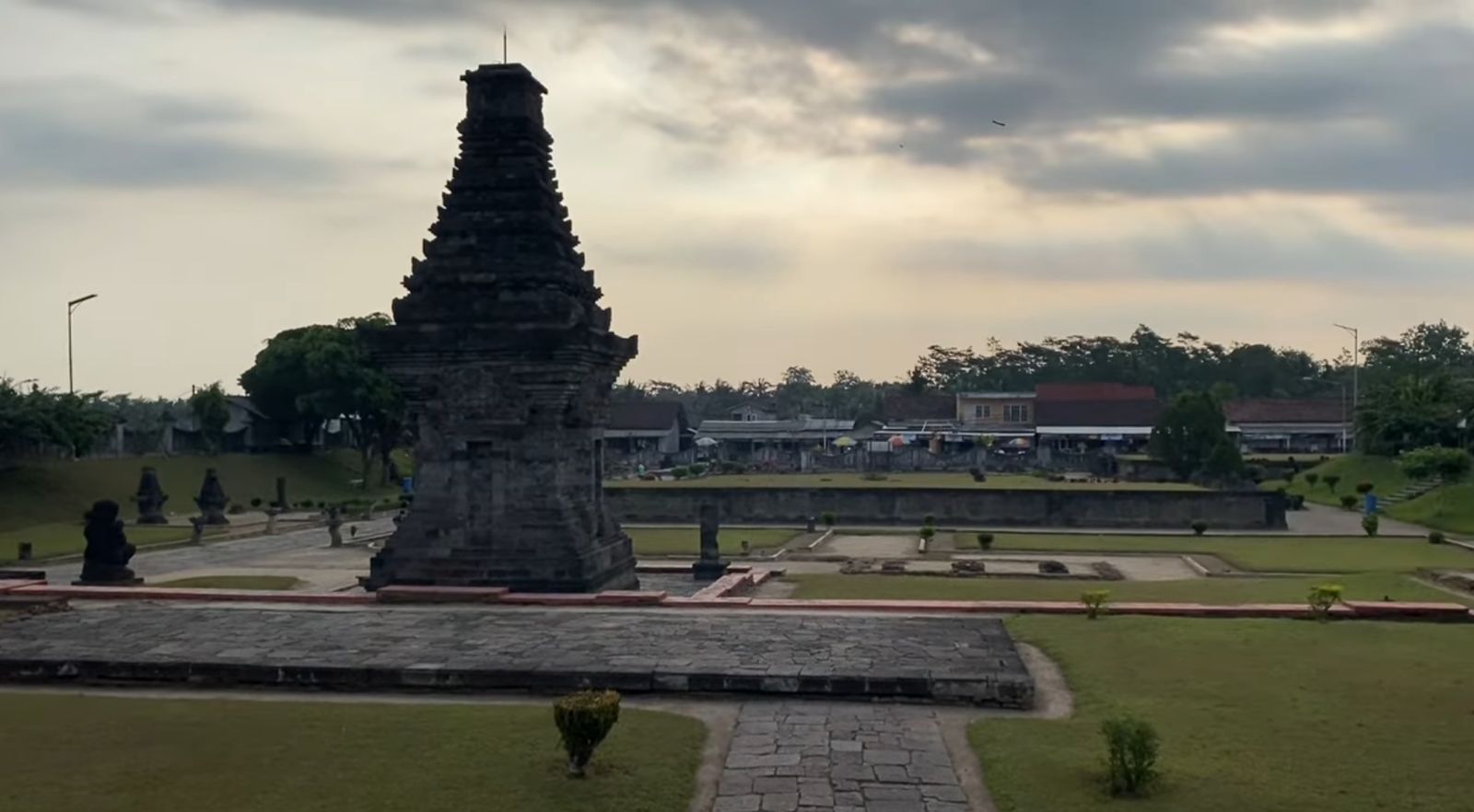 Candi Penataran: Penangkal Maut Gunung Kelud yang Disucikan Sejak Zaman Kediri