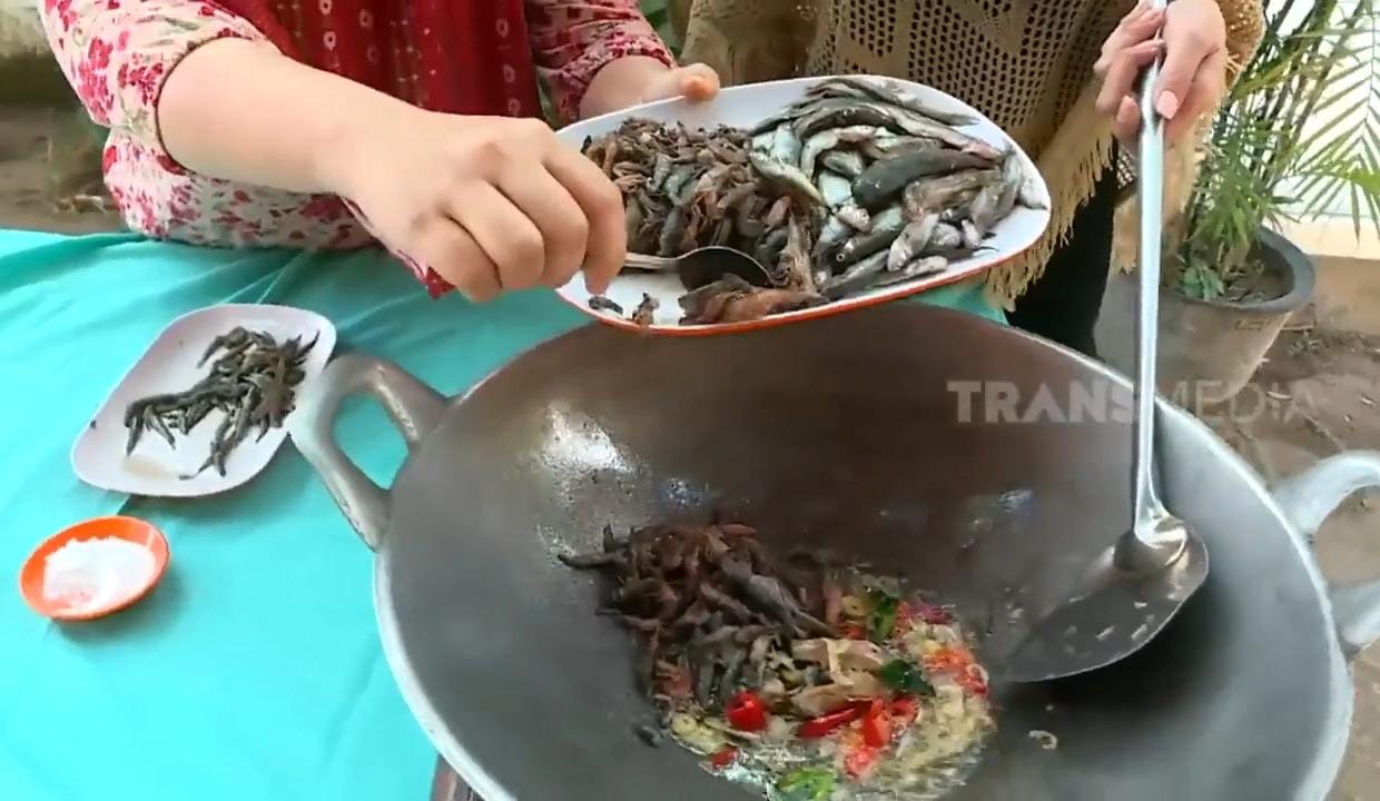 Kalau bicara soal kuliner khas Blitar, jangan cuma ingat pecel, soto ireng, atau es pleret. Ada satu bahan lokal yang diam-diam merajai meja makan warga Blitar dari generasi ke generasi: ikan uceng.