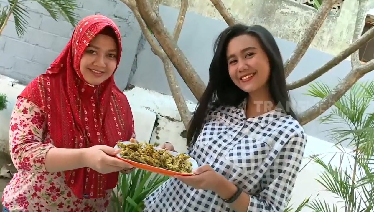 Kalau kamu punya rencana liburan ke Blitar, ingat satu hal penting: pulang dari Blitar tanpa mencicipi kuliner khas Blitar itu sama saja seperti nonton film tapi keluar di tengah-tengah.
