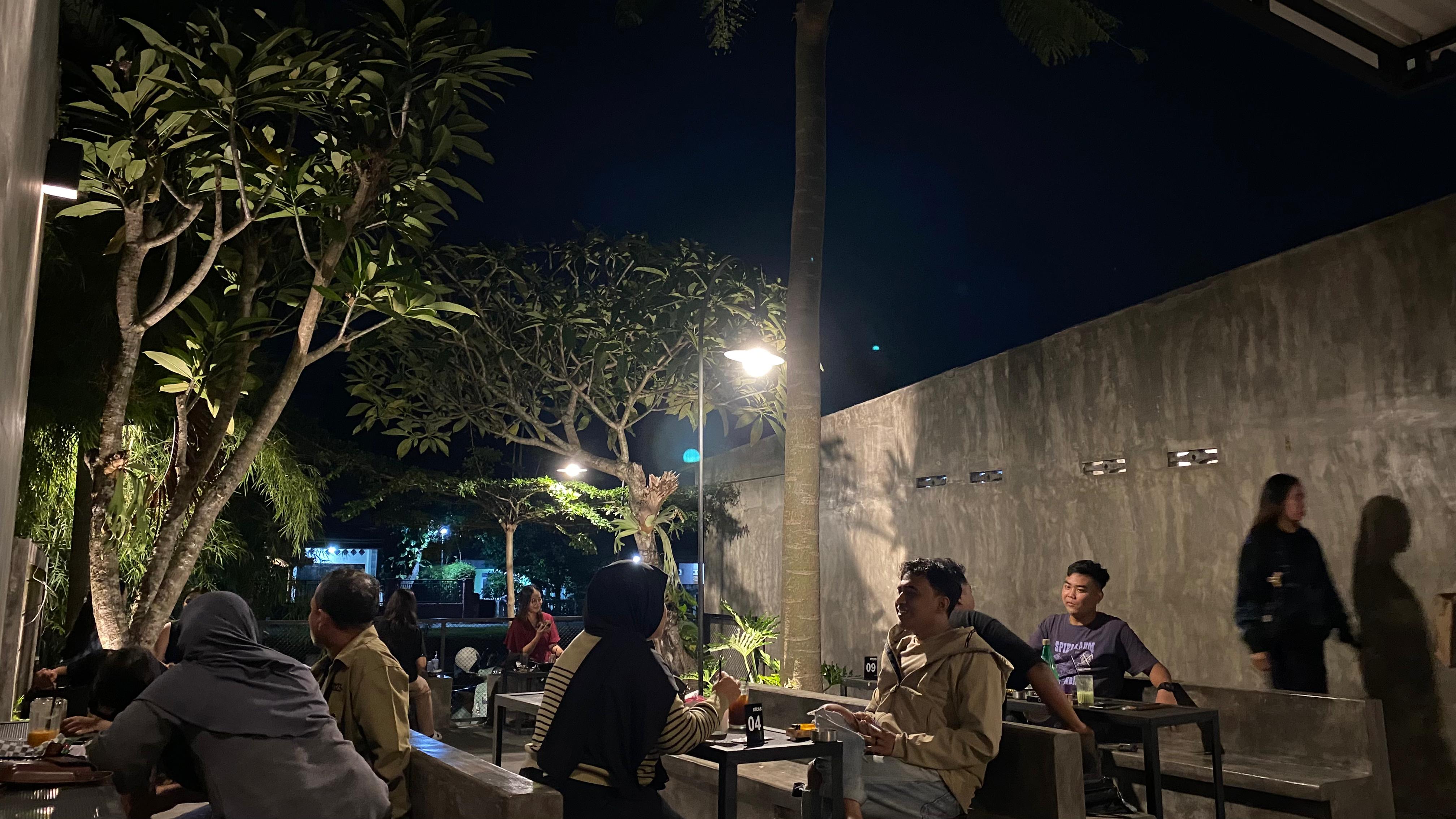 NYAMAN: Menikmati suasana malam di Cafe Atlas Wlingi. (bawah) Salah satu menu andalan kafe ini.