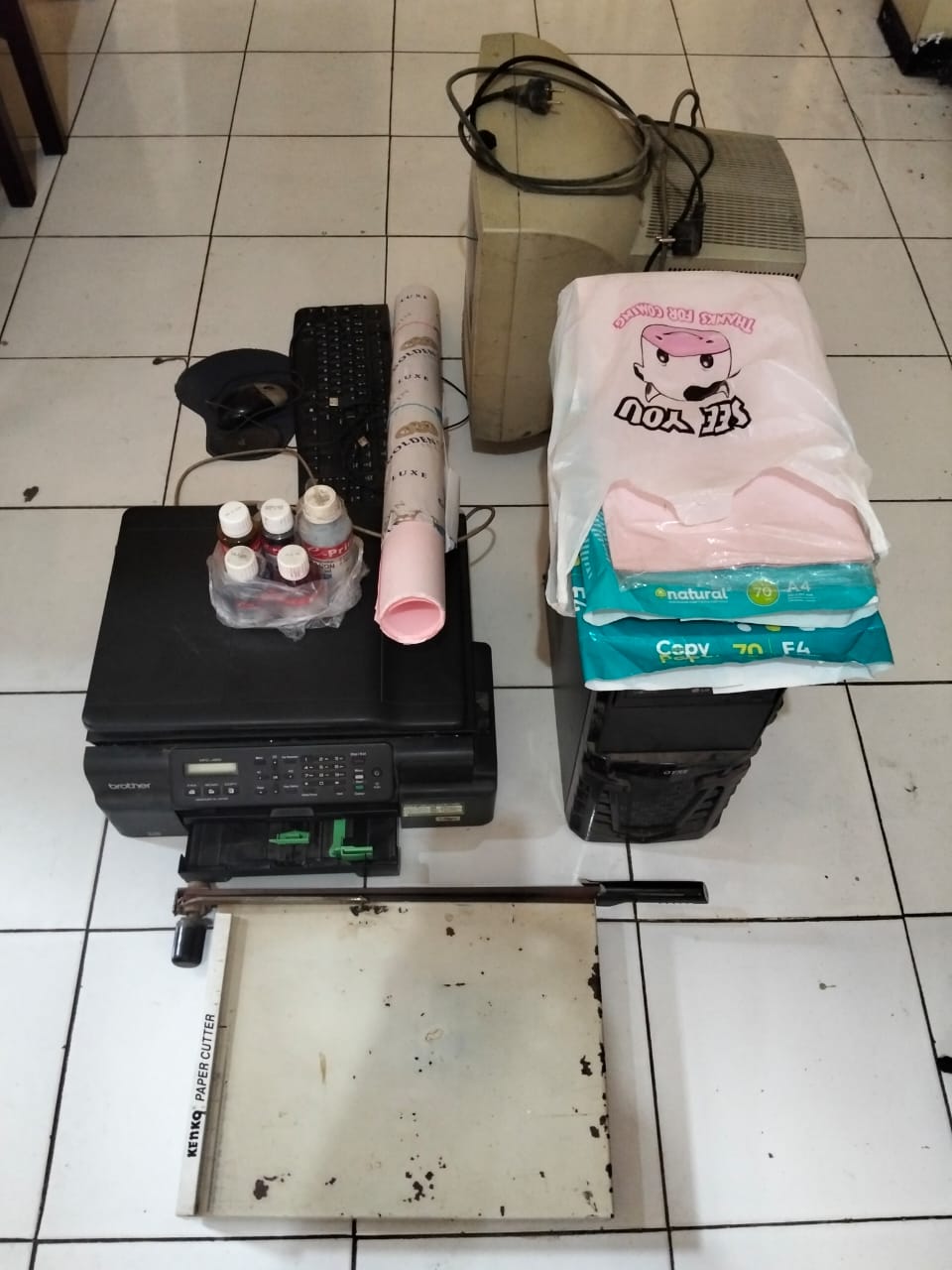 TERDESAK: Barang bukti hasil kejahatan pelaku pengedar uang palsu di Blitar.
