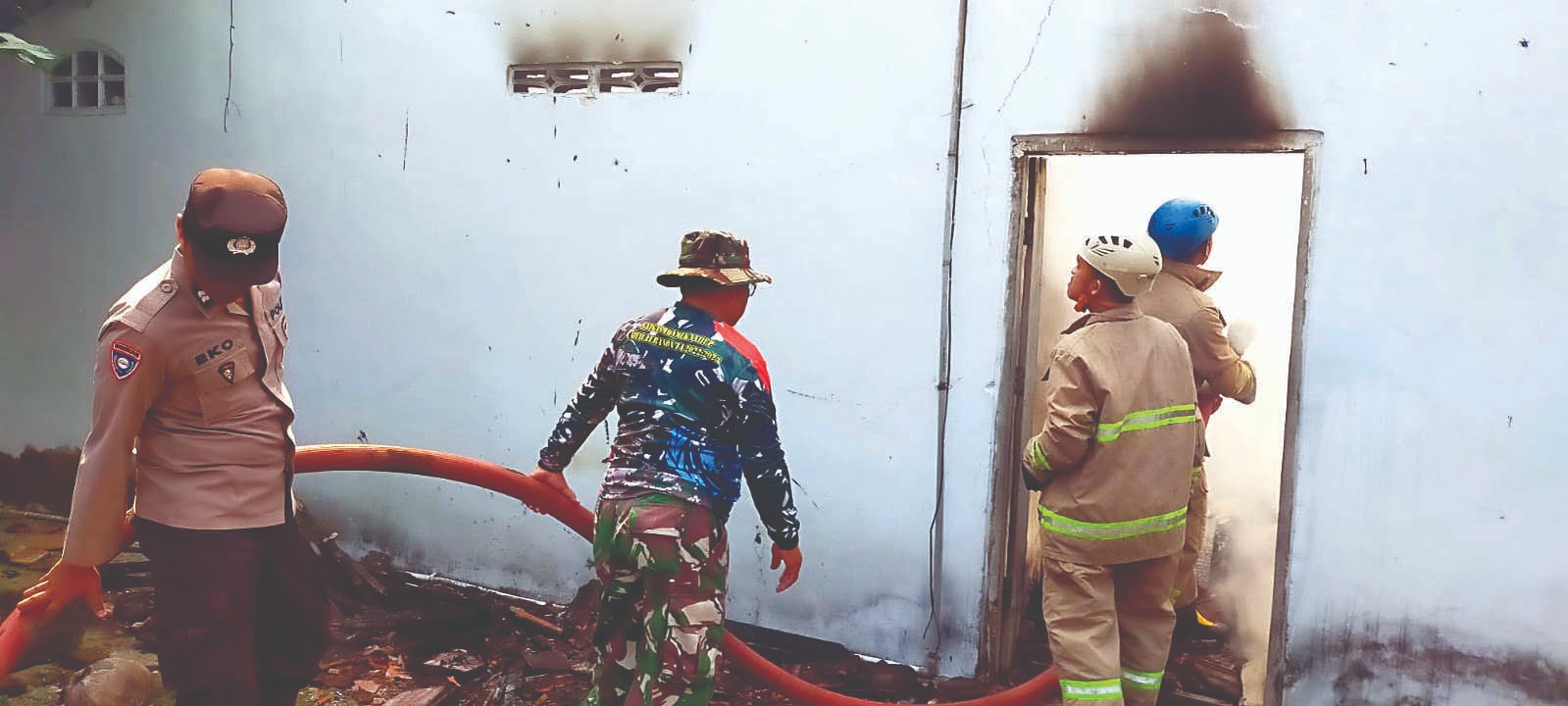 HANGUS: Petugas Pemadam Kebakaran Kabupaten Blitar berusaha memadamkan api di rumah Aris Prasetya, di Desa Bendosari, Kecamatan Sanankulon, Blitar, Sabtu (2/8/2025).