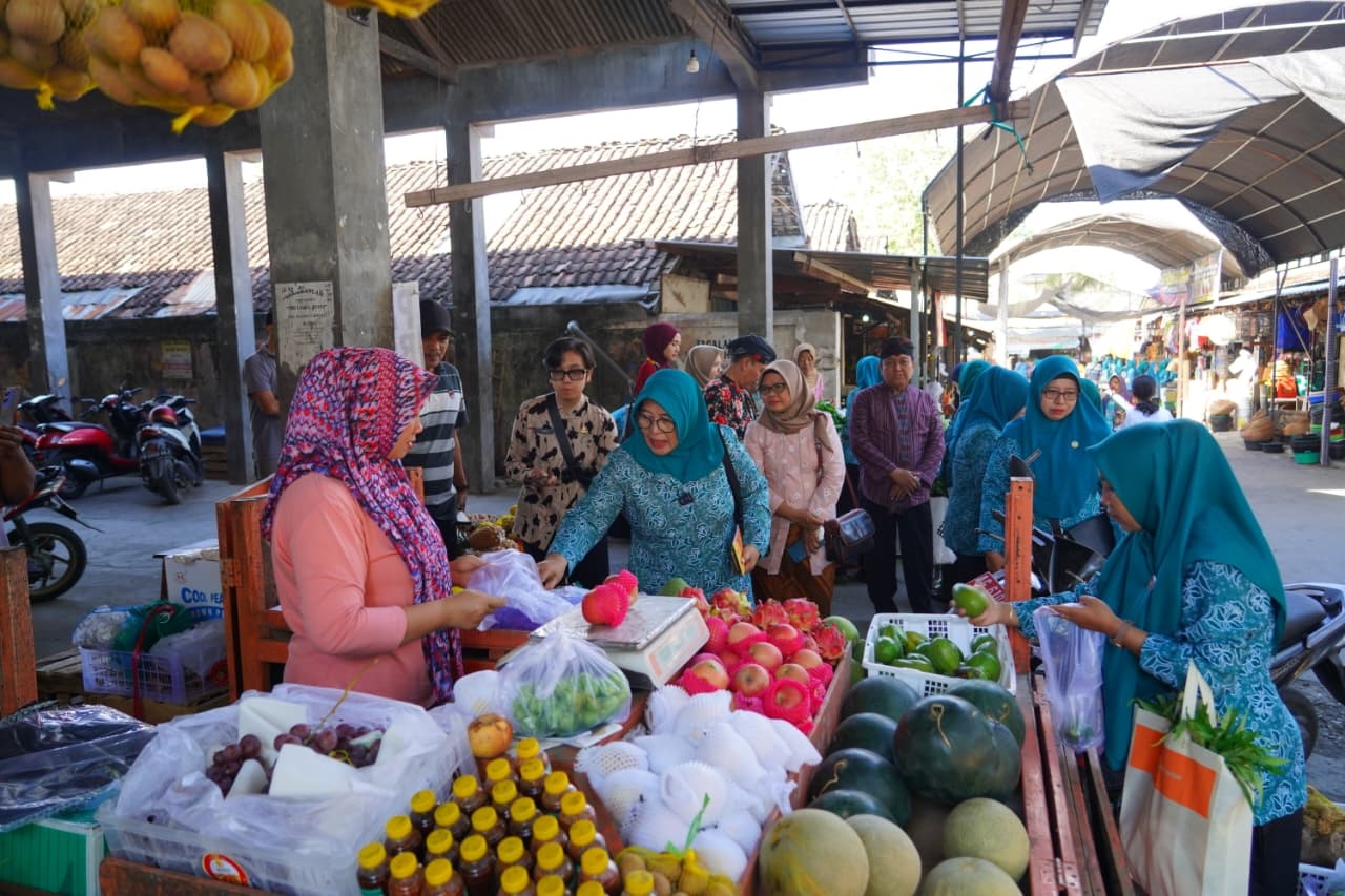 EFEKTIF: ASN Pemkab Blitar dan PKK berbelanja kebutuhan pokok di salah satu pasar tradisional di Kabupaten Blitar pekan lalu.