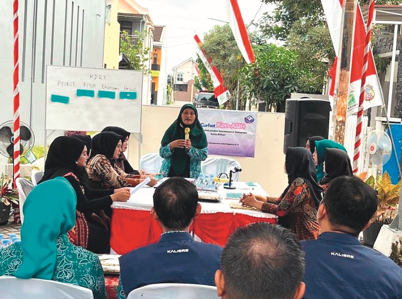 AMAN: Ibu PKK dan warga berdiskusi di Pos Kenasih Kelurahan Pakunden beberapa waktu lalu.