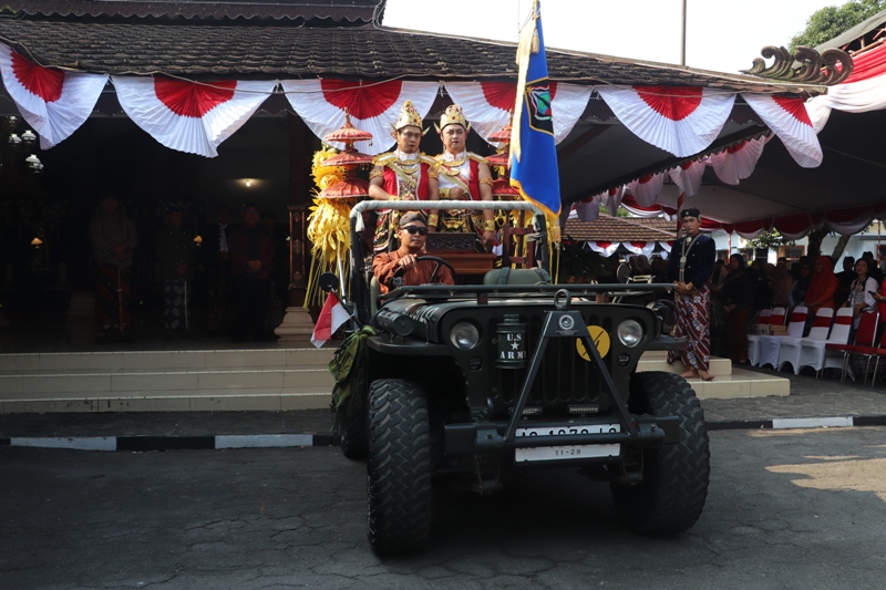 BARU: Prosesi Bedhol Pusaka menuju Pendapa Sasana Adhi Praja Kanigoro, Blitar, Senin (4/8/2025)..