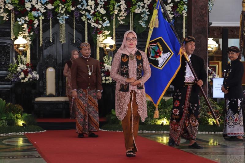SAKRAL: Pj Sekda Kabupaten Blitar, Khusna Lindarti (depan) bersama Wakil Bupati Blitar, Beky Herdihansah, dalam prosesi Bedhol Pusaka di Pendapa Ronggo Hadi Negoro pada Senin (4/8/2025).