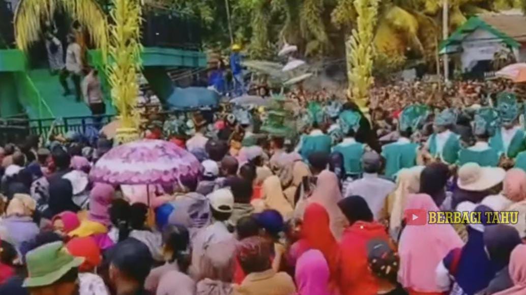 Setiap tanggal 1 Syawal dan 12 Rabiul Awal, ribuan warga dari berbagai penjuru Blitar dan luar kota tumpah ruah di Lodoyo, Kecamatan Sutojayan. Mereka bukan hanya untuk menyaksikan ritual budaya