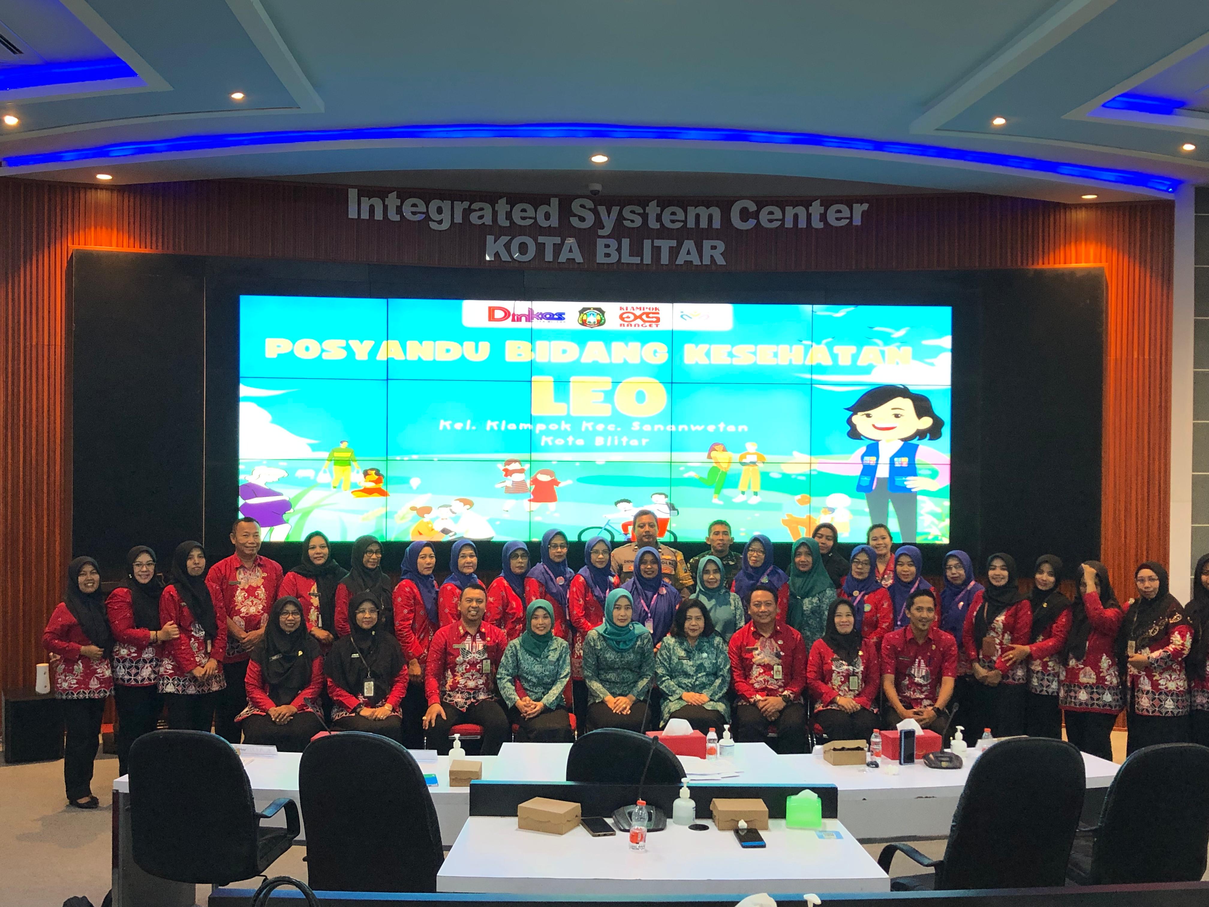 SUKSES: Dinkes Kota Blita bersama kader Posyandu Leo Kelurahan Klampok usai mengikuti verifikasi virtual bersama Dinkes Jatim di ruang ISC Diskominfotik Kota Blitar, Kamis (7/8/2025).