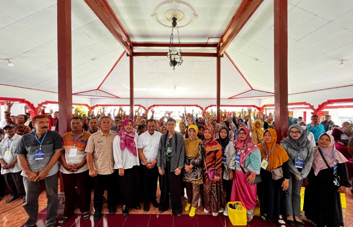 Anggota DPR RI Komisi IX Fraksi Golkar periode 2024-2029, Heru Tjahjono foto bersama masyarakat Desa Sumberejo usai Sosialiasi Program MBG 2025.