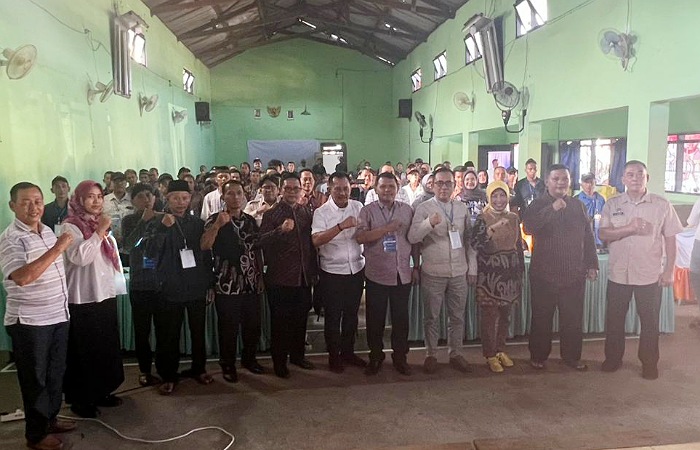 Anggota DPR RI Komisi IX Fraksi Golkar, Dr. Ir. Heru Tjahjono, M.M foto bersama Warga Desa Suru.