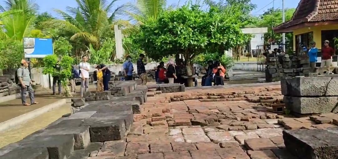 Ziarah ke Abu Sang Raja: Tradisi Spiritual Pengunjung Candi Simping Blitar