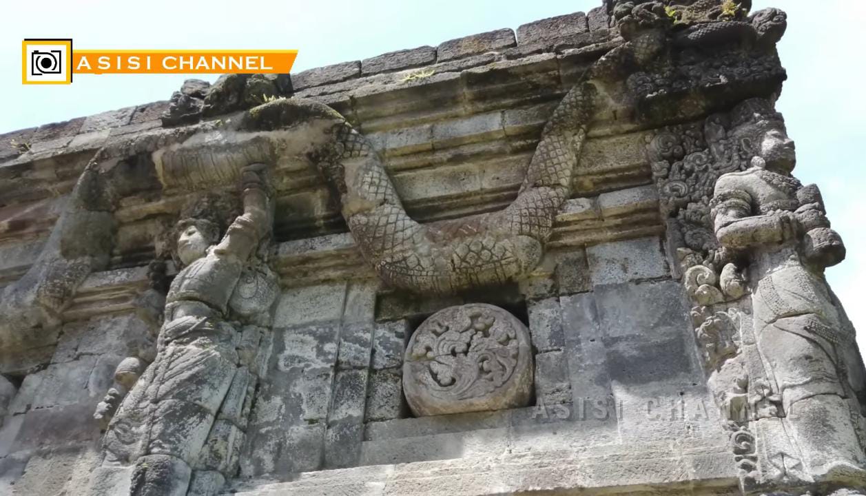 Ada yang berbeda dari Candi Penataran dibandingkan candi-candi lain di Indonesia. Bukan hanya karena ukurannya yang megah atau reliefnya yang detail. Tapi karena satu hal yang mencolok secara visual: