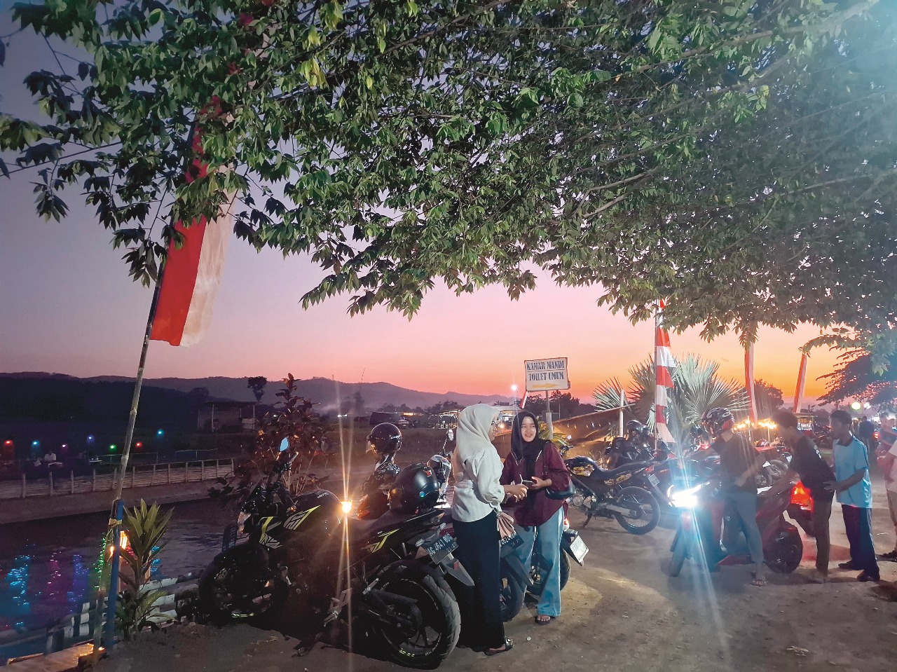 Pedagang di Kali Talang Serut Blitar Keluhkan Parkir Sepeda Motor Pengunjung yang Masih Semrawut
