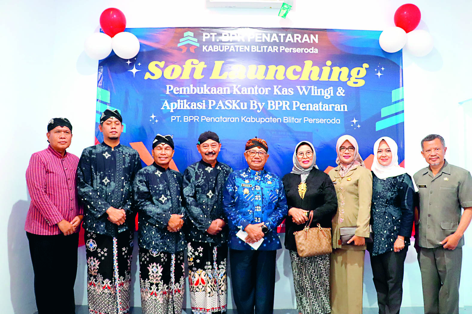 GAYENG: Bupati Blitar Rijanto dan Ny Ninik Rijanto berfoto bersama dengan Plt Sekda Khusna Lindarti, pemegang saham dan komisaris utama serta direktur BPR Penataran.