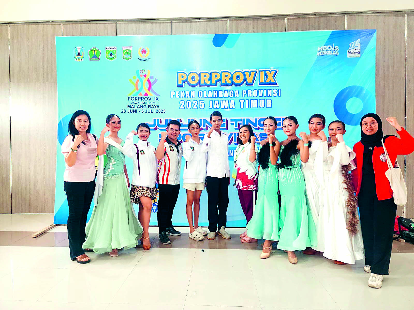 KOMPAK: Tim dancesport Kota Blitar ketika tampil di ajang Porprov Jatim 2025 lalu. Cabor ini sukses menyumbangkan medali perak.