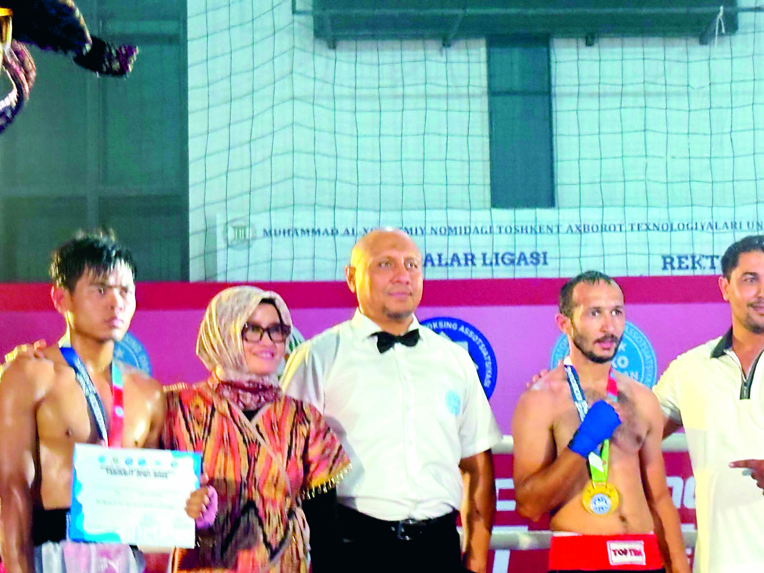 BANGGA: Bayu Bulldozer ketika menerima hadiah, usai mendapatkan juara 2 dalam ajang Uzbekistan Open Turnament.