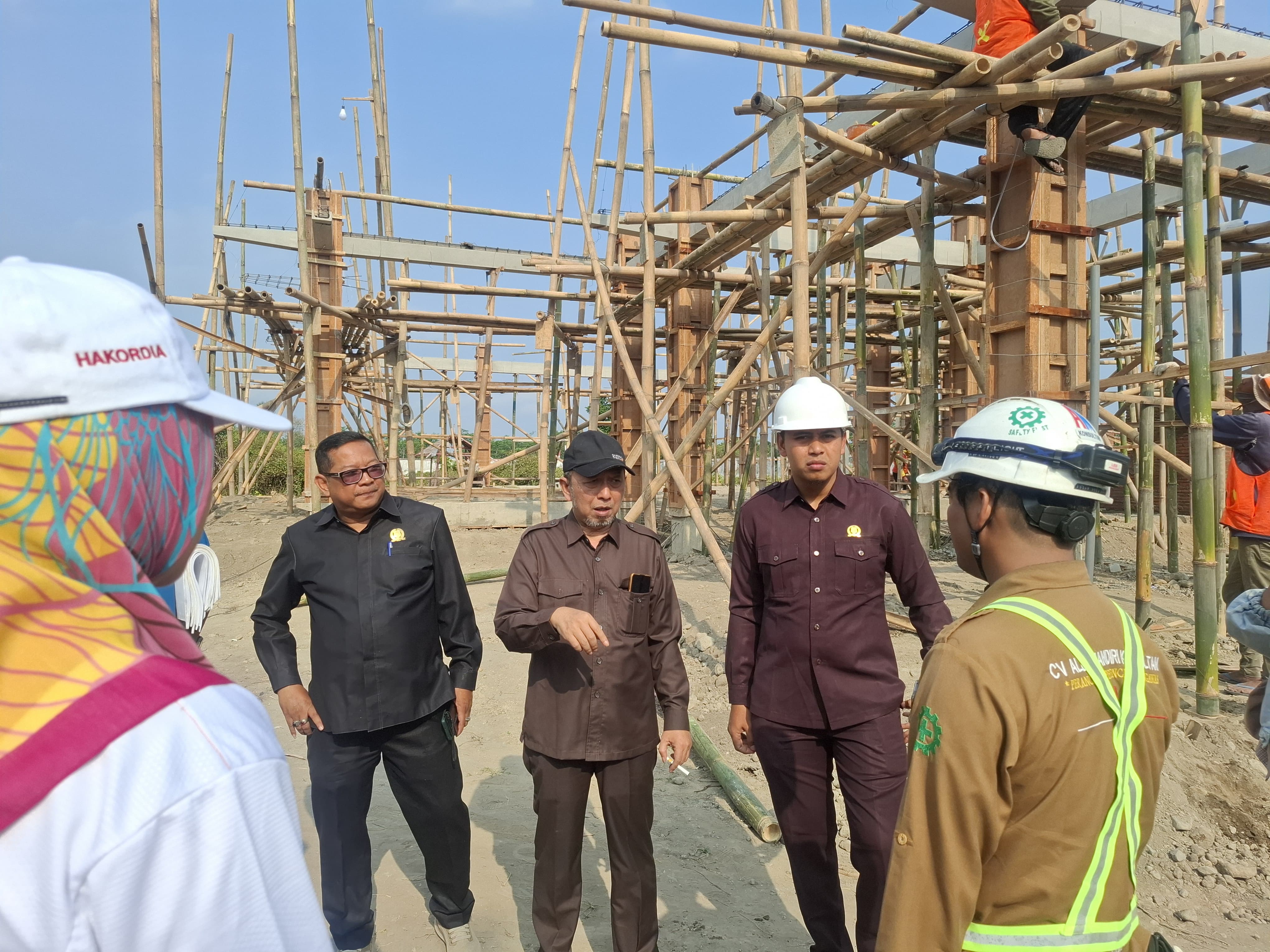 PASTIKAN SESUAI ATURAN: Komisi III DPRD Kota Blitar mengecek Proyek pembangunan kantor Kelurahan Tanggung, Jumat (8/8/2025).