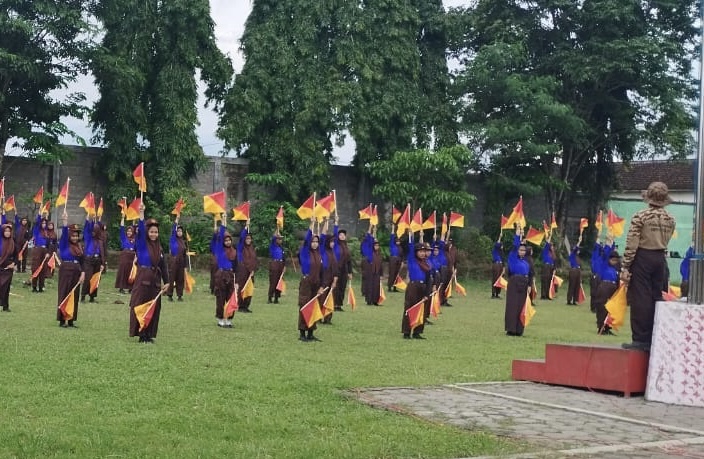 KOMPAK: Tim Pramuka UPT SMP Negeri 1 Talun saat menjalani latihan di lingkungan sekolah.