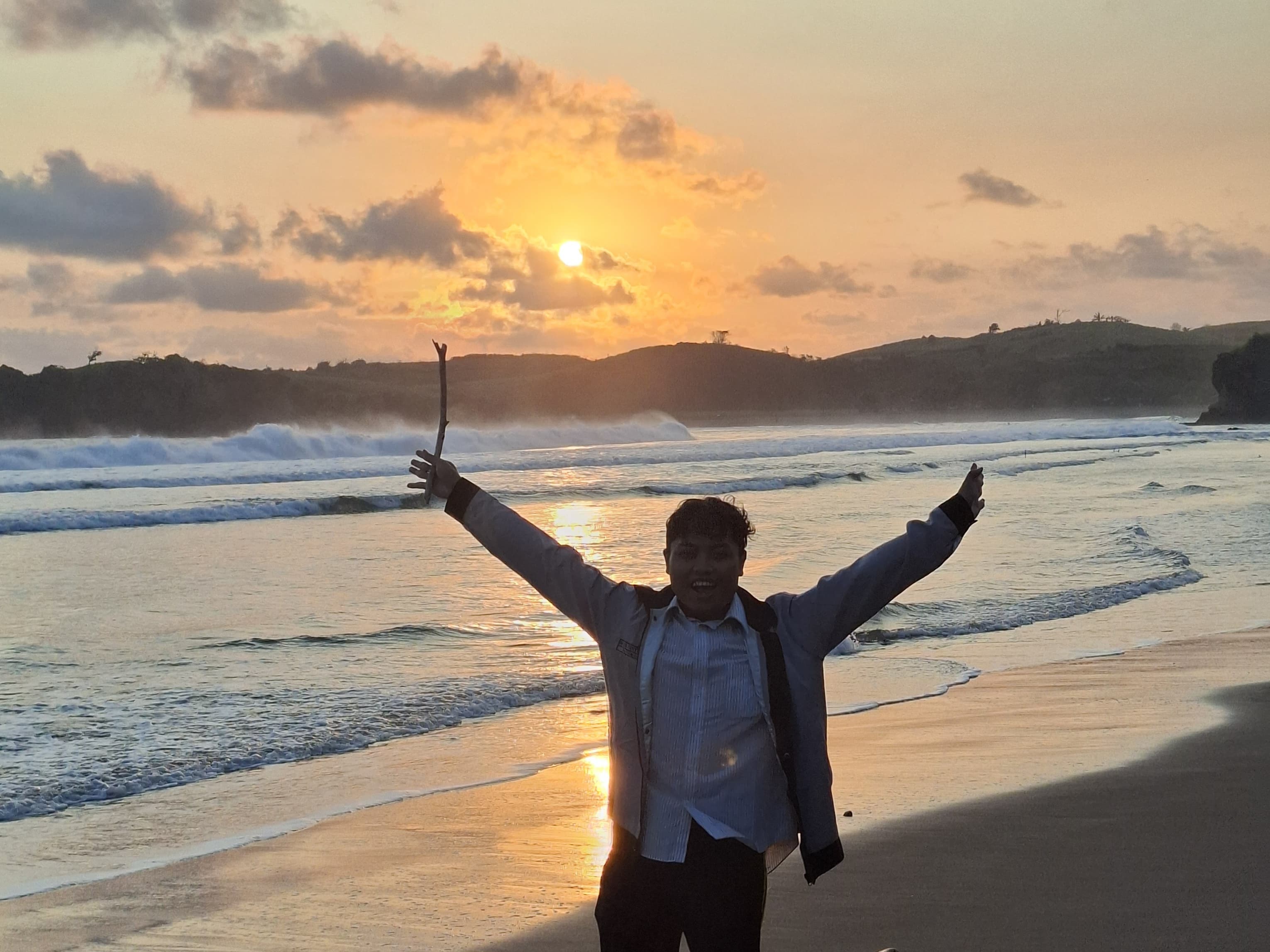MEMPESONA: Pantai Serang selalu menjadi jujukan wisatawan untuk menikmati sunset di sore hari.