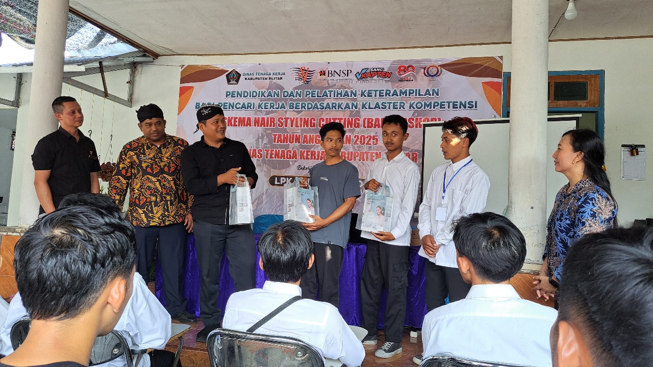 Disnaker Kabupaten Blitar Sukses Gelar Pelatihan Barbershop, 23 Peserta Berhasil Kantongi Sertifikat BNSP