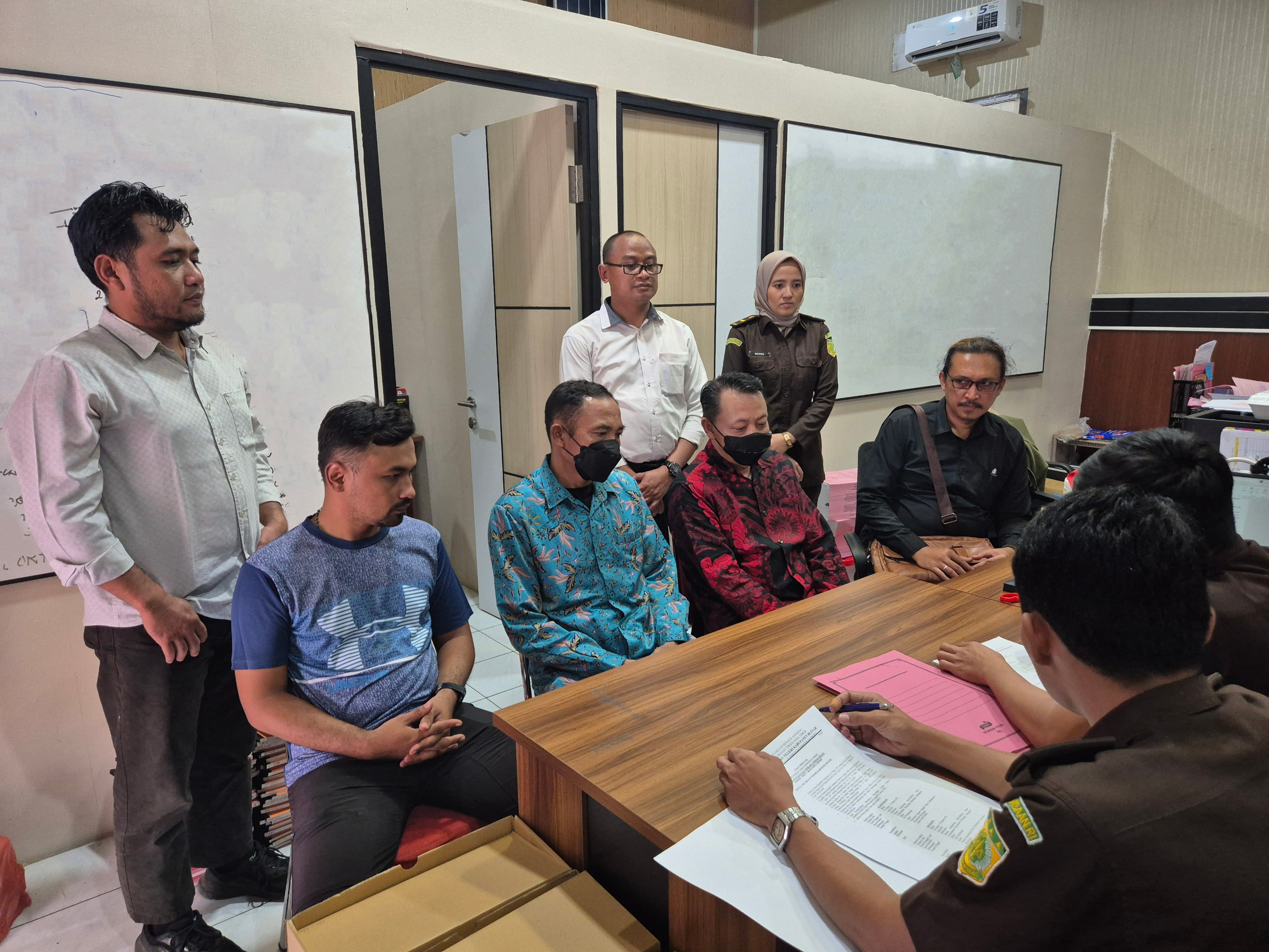 Proses : Penyidik Kejari Kabupaten Blitar menerima pelimpahan kasus dugaan korupsi Kades dan perangkat Desa Umbuldamar Kecamatan Binangun, Senin (11/8).