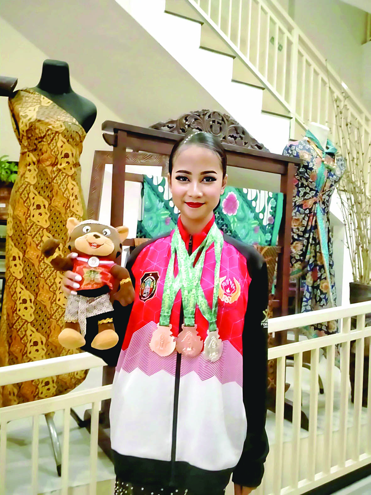 PANTANG MENYERAH: Aqila Nadjwa Widyasti menunjukkan medali dari ajang Porprov Jatim 2025.