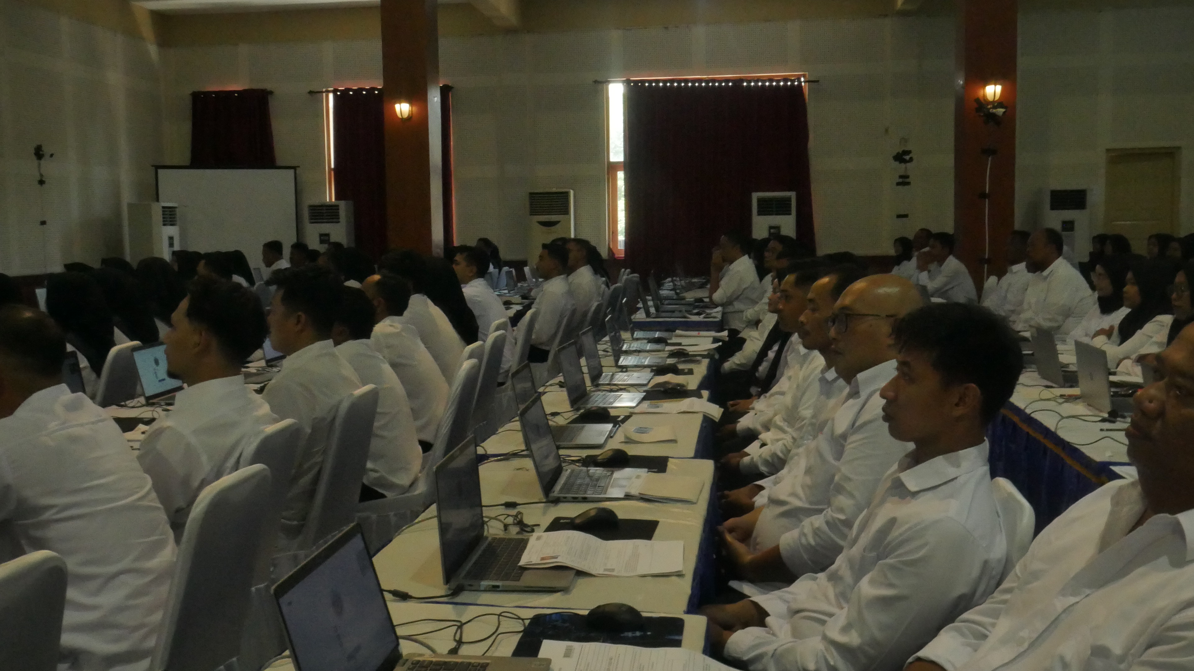 HARAP-HARAP CEMAS: Sejumlah pelamar PPPK saat mengikuti ujian pada Mei lalu.