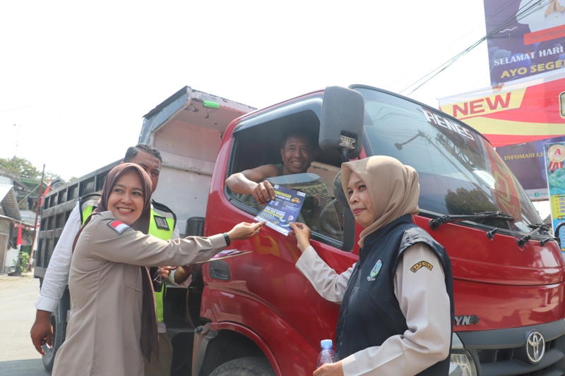 TAAT PAJAK: Bapenda Kabupaten Blitar melakukan monitoring pemungutan MBLB di pos di Penataran.