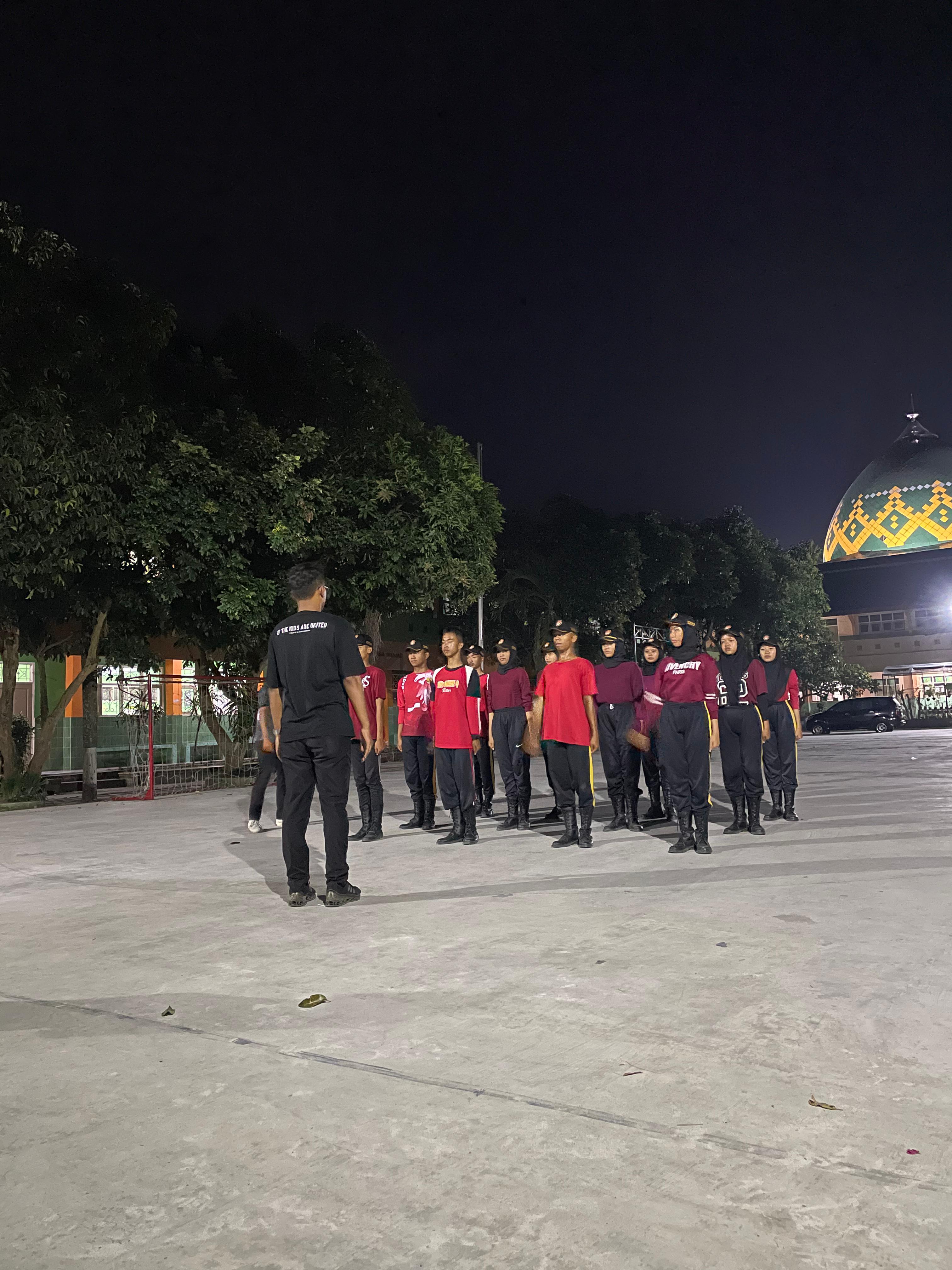 DISIPLIN: Latihan rutin ekskul paskibra MAN 2 Blitar di lingkungan madrasah beberapa waktu lalu.