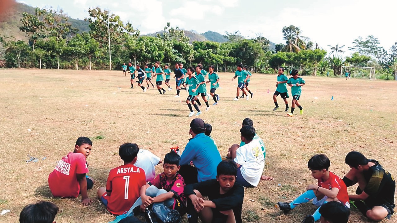 Sejumlah Pelajar di Blitar Ini Antusias Ikuti Ekskul Sepak Bola bersama Tim Anharul Ulum FC