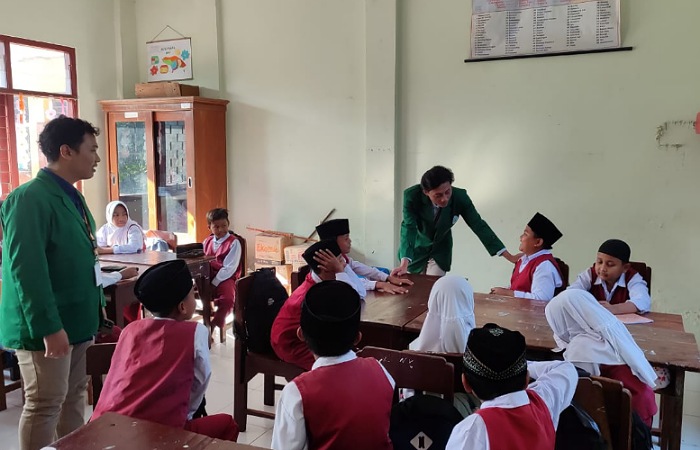 Kegiatan belajar mengajar oleh TIM PENGABDIAN MASYARAKAT HMPS PI UINSATU