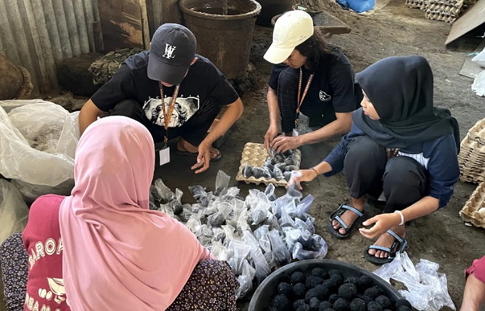TIM Pengabdian masyarakat HMPS Psikologi UIN Satu membantu proses pembuatan telur asin UMKM pada (22/072025)