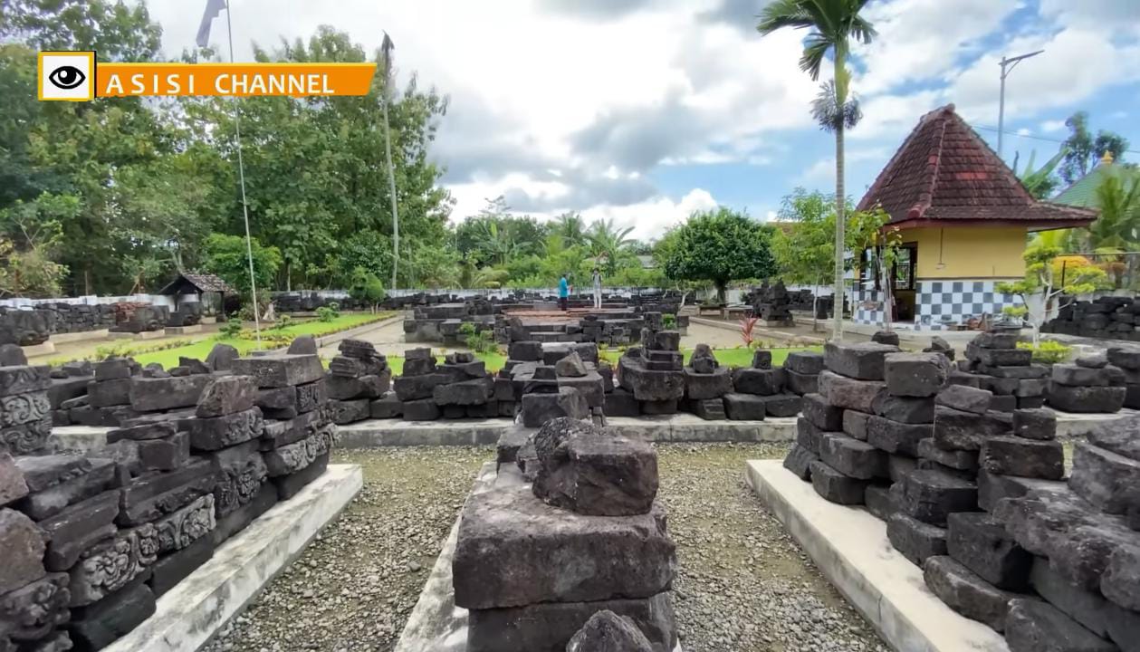 Candi Simping menyimpan misteri besar. Bangunan suci yang dipercaya sebagai tempat pendarmaan Raden Wijaya, pendiri Majapahit, kini hanya menyisakan puing batu berserakan.