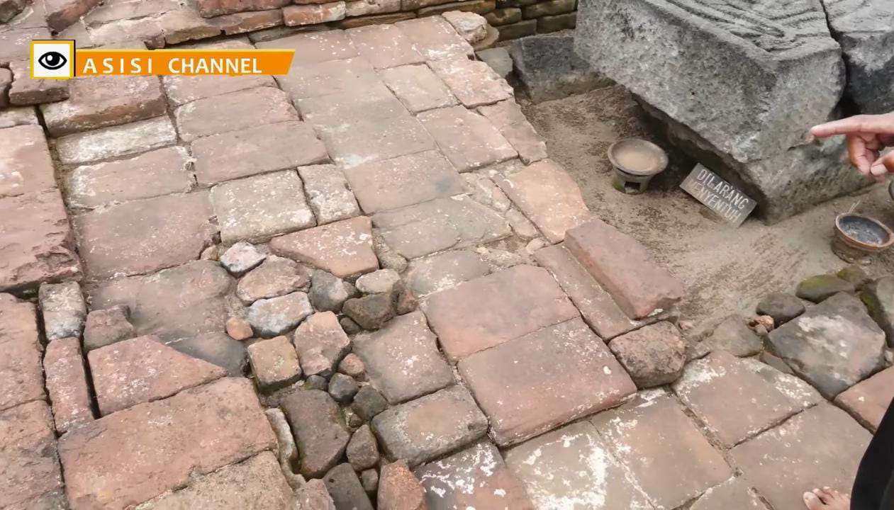 Candi Simping, situs bersejarah di Blitar yang menjadi pendarmaan Raden Wijaya, menyimpan rahasia konstruksi yang menarik. Bangunan ini memadukan bata merah dan batu andesit dalam strukturnya.