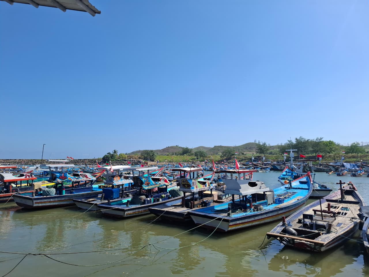 HINDARI RISIKO: Sejumlah kapal nelayan harus bersandar di Pantai Tambakrejo karena dampak angin kencang, Kamis (14/8/2025).