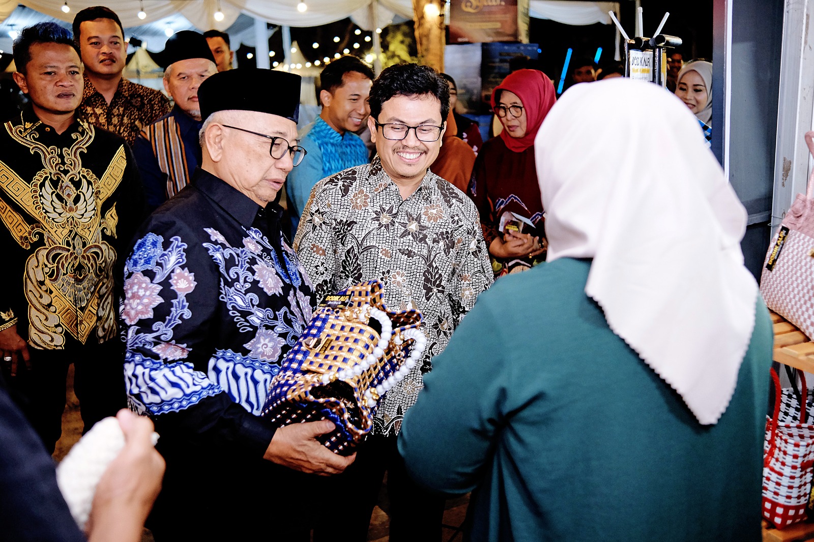 Bupati Blitar, Rijanto bersama Yayat Cadarajat mengunjungi stan bazar UMKM mendukung penuh semarak ekonomi wilayah mataraman.