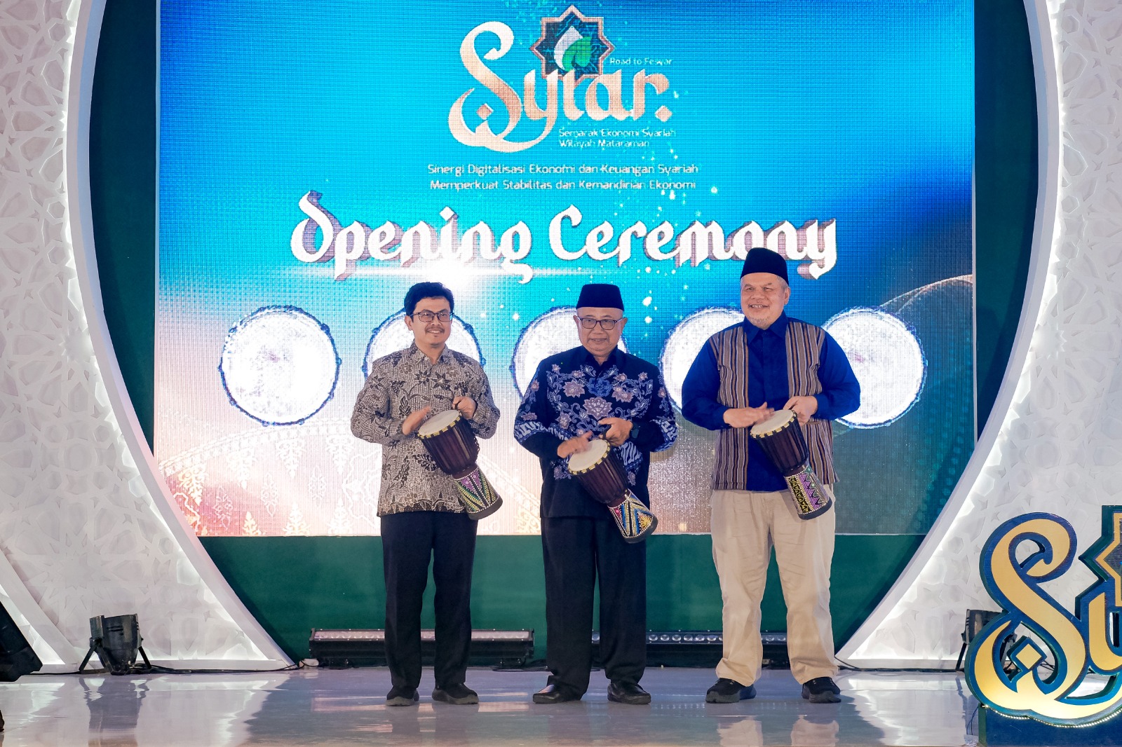 KEMBANGKAN EKONOMI SYARIAH: Kepala BI Kediri Yayat Cadarajat (kiri) bersama Bupati Blitar H Rijanto membuka opening ceremony SYIAR road to festival ekonomi syariah di Alun-alun Kanigoro Blitar.