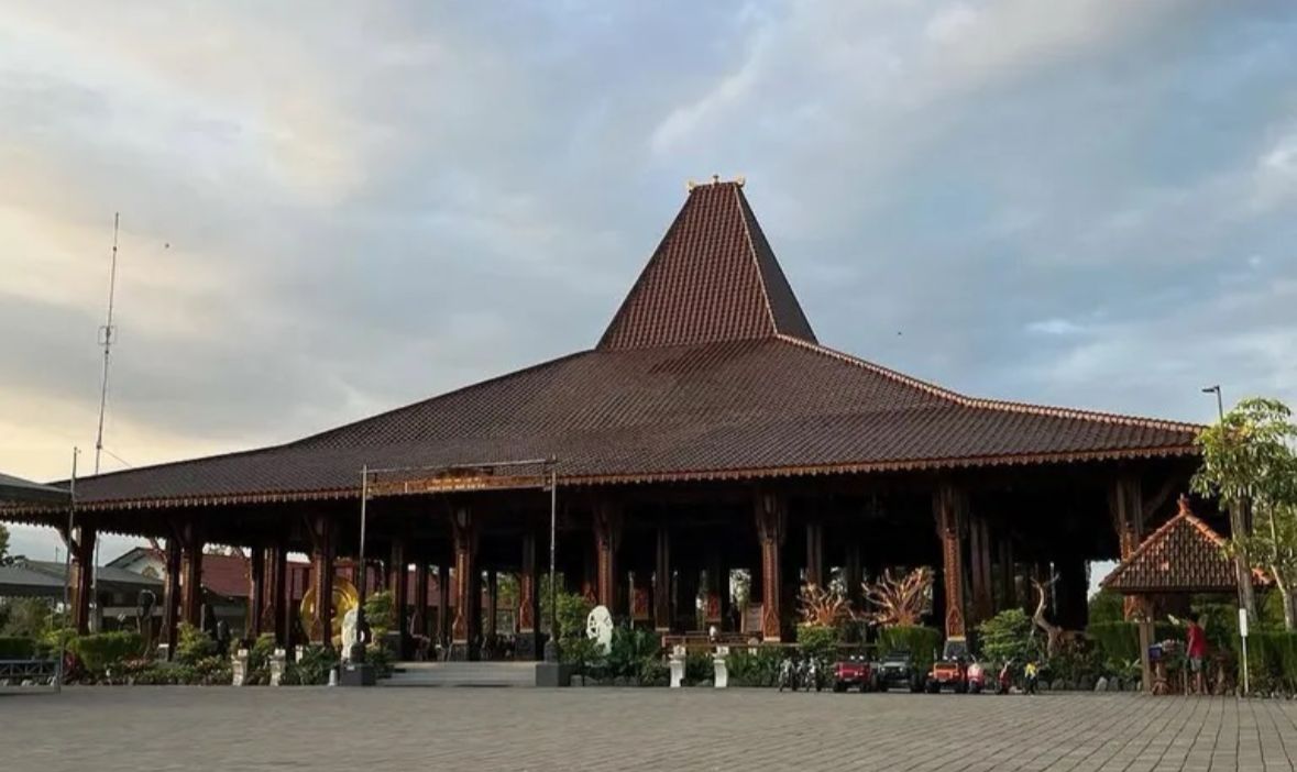 Dari Rumah Kayu Bojonegoro hingga Pendopo Hand Asta Sih: Inspirasi Dokter Handoko Membangun Pendopo Terbesar di Dunia