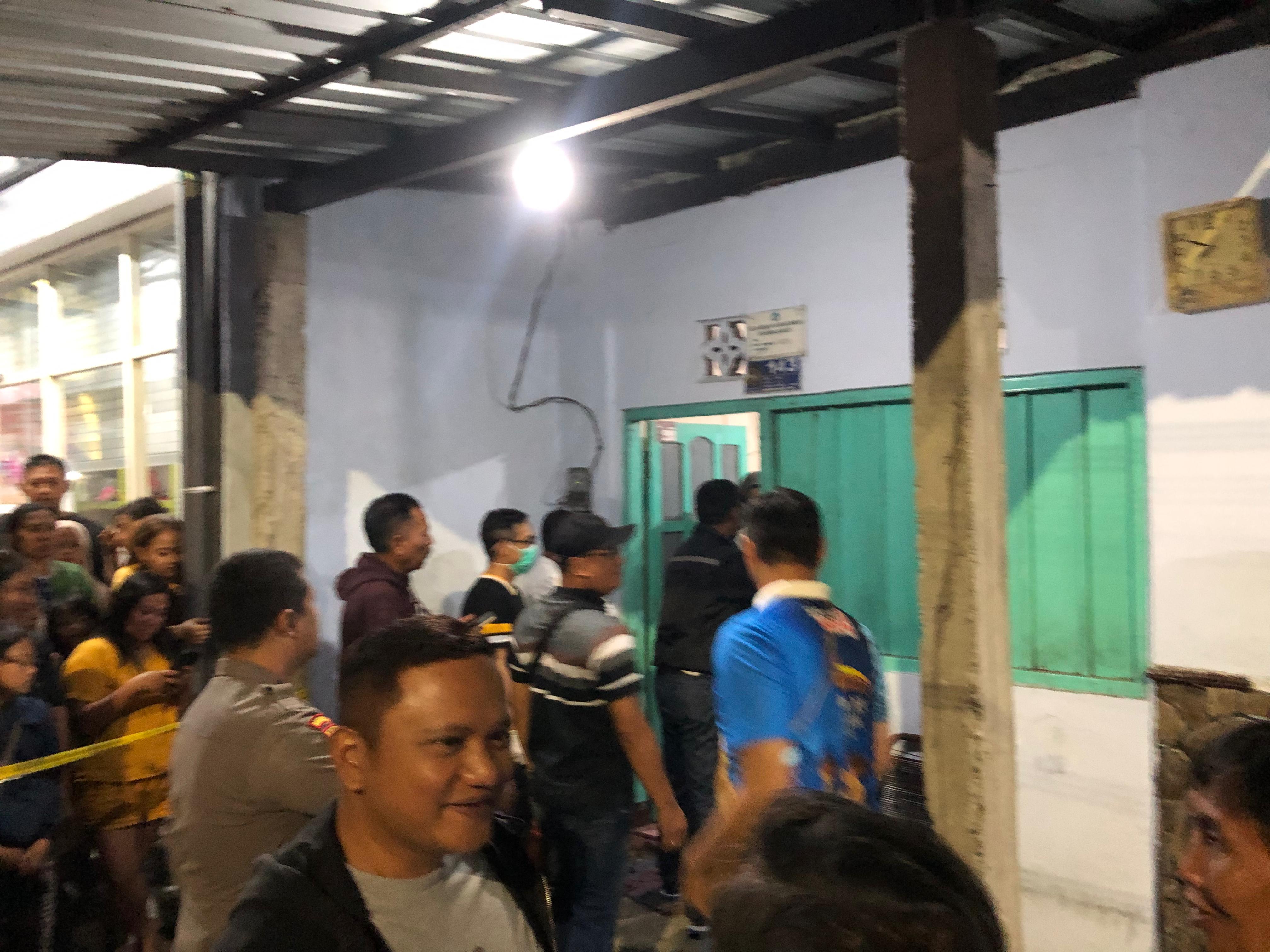 MISTERI: Polisi melakukan olah TKP di rumah pemuda yang ditemukan meninggal dunia di Jalan Cemara, Kota Blitar, Jumat (15/8/2025).