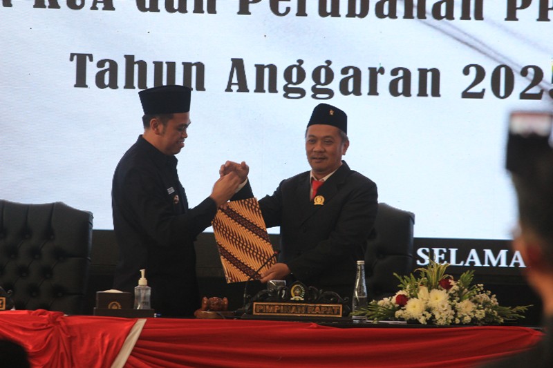 DEMI KEPENTINGAN RAKYAT: Wali Kota Blitar, Syauqul Muhibbin menyerahkan Laporan pendapat akhir atas perubahan KUA-PPAS 2025 kepada Ketua DPRD, Syahrul Alim pada Jumat (15/8/2025).