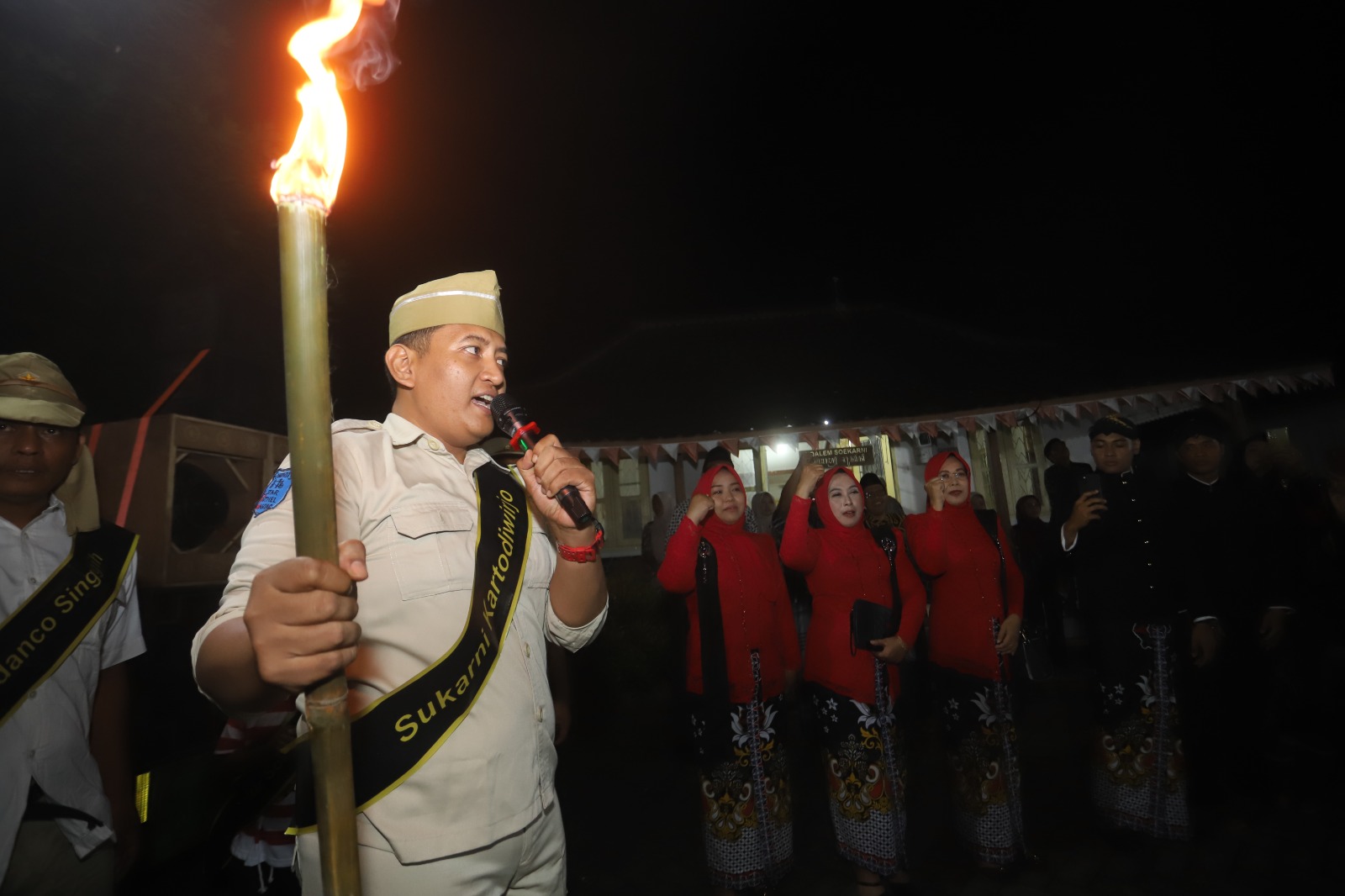 SEMANGAT: Pemuda Kecamatan Garum menggelar napak tilas Sukarni untuk mengenang jasanya, yang dilakukan pada Sabtu (16/8/2025) malam.