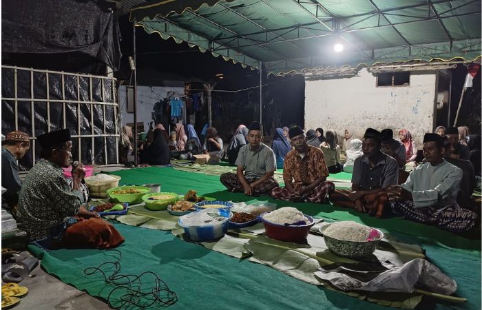 KOMPAK: Masyarakat Desa Gadungan, Kecamatan Gandusari, menggelar doa bersama untuk para pahlawan pada Sabtu (16/8) malam.