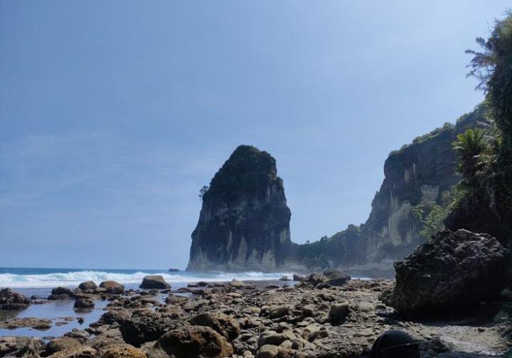 Pantai Pangasan, Hidden Gem Pacitan dengan Jalur Ekstrem nan Menantang