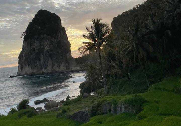 Tips Aman ke Pantai Pangasan, Hidden Gem Pacitan dengan Jalur Ekstrem