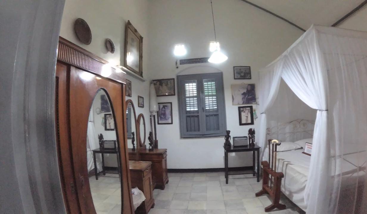 Kota Blitar selalu identik dengan sosok Soekarno. Selain menjadi tempat peristirahatan terakhir Presiden pertama Republik Indonesia itu, Blitar juga menyimpan jejak masa muda Bung Karno.